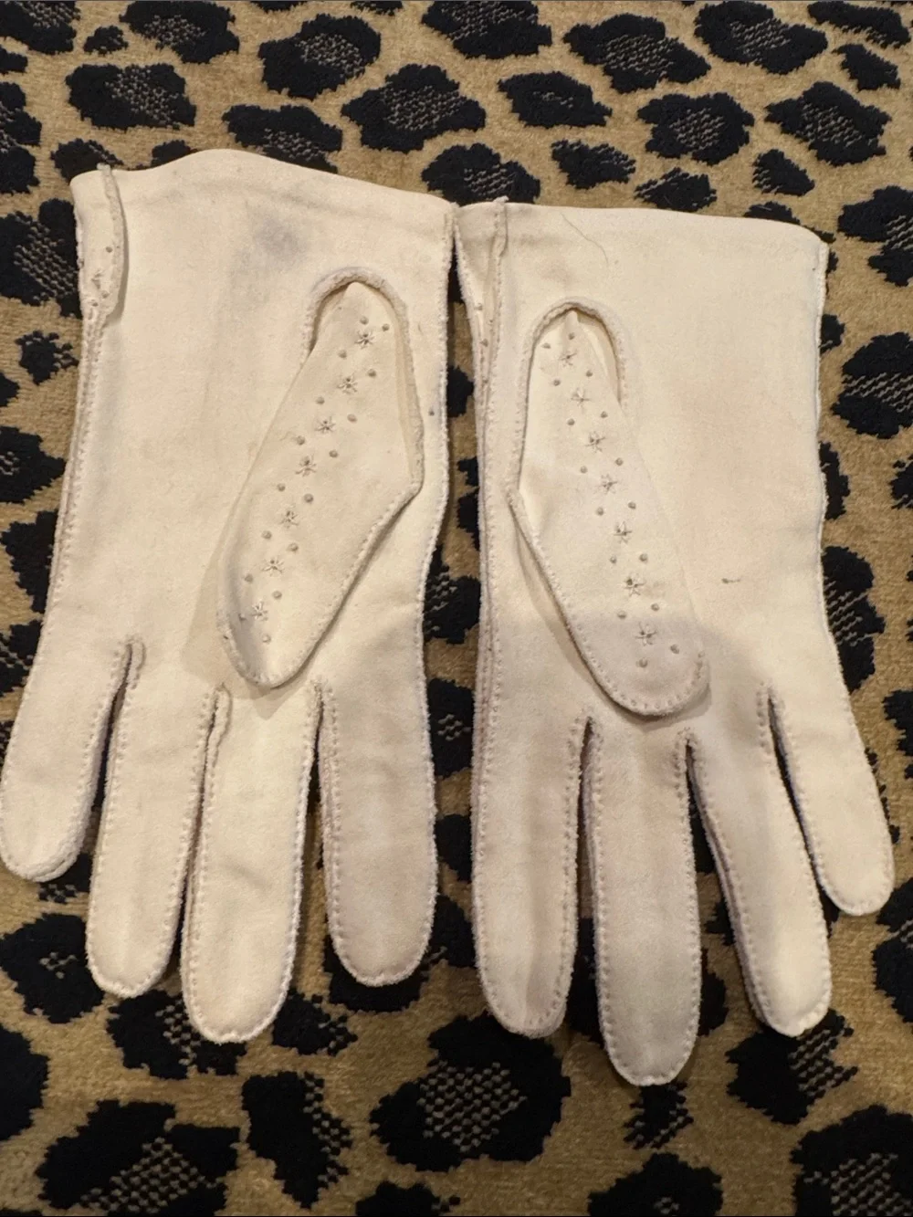 Classic Women's Cream Suede Gloves